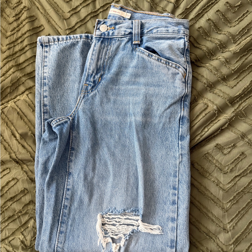 Women's Light Blue Distressed Levi’s Jeans